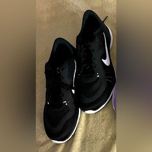 Nike black running shoes 👟